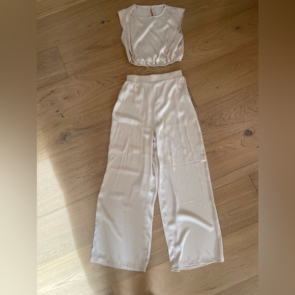 Silky cream coloured set - Picture 3 of 9